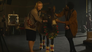 إعلان عيد الميلاد لشركة الاتصالات الأسترالية تلسترا: حمار يغني أغاني عيد الميلاد