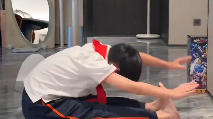 เด็กชายทำคะแนนท่าก้มตัวนั่งได้อันดับหนึ่งของระดับชั้น ไม่นึกเลยว่าจะก้มลงได้ต่ำขนาดนี้ ชาวเน็ตแซวว่า