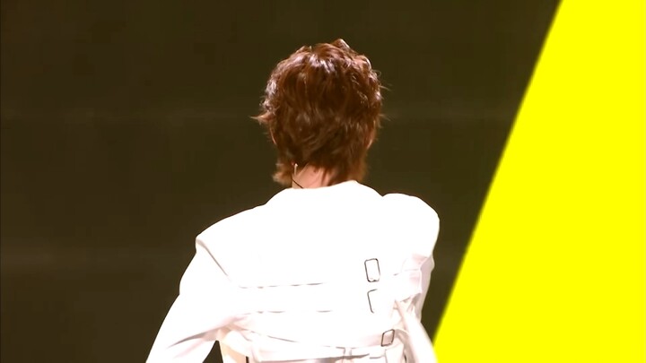 Cứ vừa lắc mông là quay toàn cảnh, hay quá hay quá, thậm chí có lúc camera còn dừng lại ngay chỗ môn