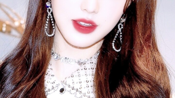 تُطلق عليها مواقع الكيبوب الكورية لقب “الجمال المركزي من طراز الكنز الوطني”! منذ ظهورها الأول في سن 