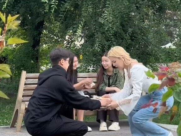 Saat kamu rekreasi adegan hero dan heroin drama idola mengambil buku, lihat aja reaksi orang-orang d