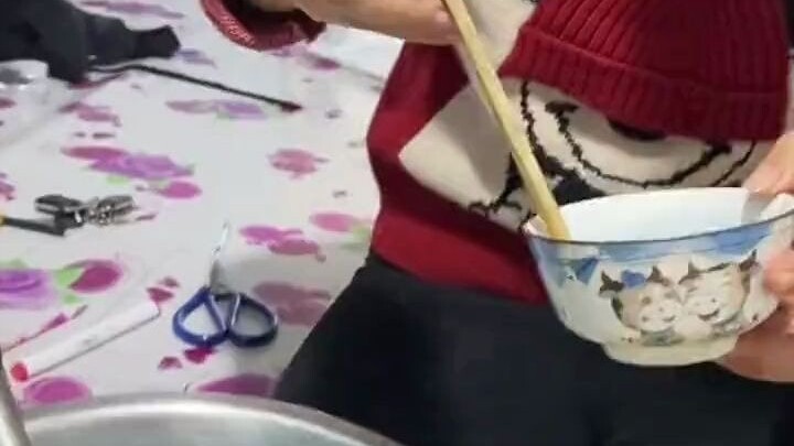 ลูกสะใภ้ต้มโจ๊กข้าวให้ออกเป็นสีน้ำเงิน สามีสงสัยจนต้องถามหาสูตร ส่วนคำบ่นทิ้งท้ายของลูกชายช่างเจ็บปว