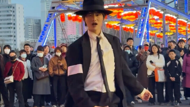 Biểu diễn “Dangerous” của Michael Jackson khi bị người qua đường vây kín trên cầu Trung Sơn, nguy hi