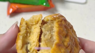 The Japanese dragon is crazy about Chinese mooncakes! They are so delicious! [Tianzhan milo_O]