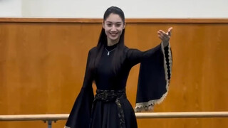 Hãy cùng nhau cảm nhận sự quyến rũ của điệu nhảy êm đềm nhé~
