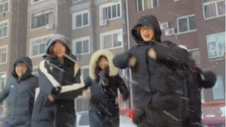 เต้นรำท่ามกลางพายุหิมะทางเหนือกับเพื่อน ๆ ในหิมะแรก |. EXO First Snow Challenge