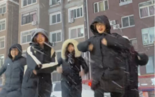 Dancing the first snow with friends in the blizzard in the north｜EXO first snow challenge