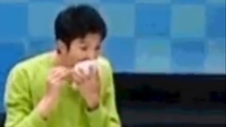【Lin Mo】Secretly licking the plate of wolf-tooth potatoes in the corner! So cute!!