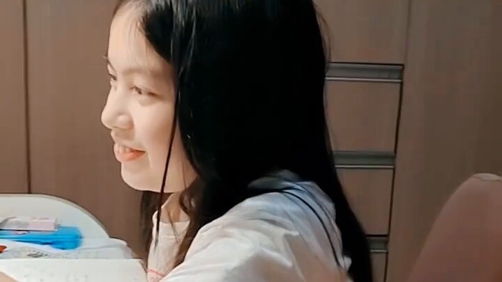 When the lights were turned off, the light of Gundam SEED shone through the homework. Athrun came, a