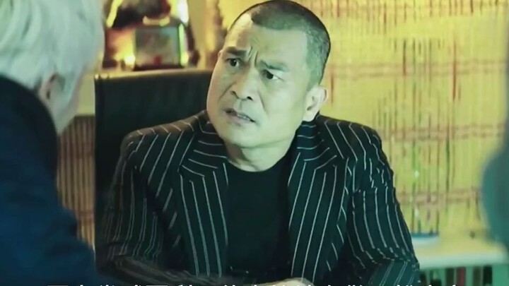 تشانغ وي عاد بجسارة مصحوبًا بباي ماو؛ عندما يتعلق الأمر بالمشي والإنحناء، فلا يزال باي ماو هو الأفضل