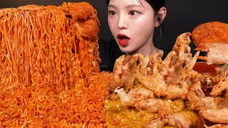 【Boki Chinese Sub】Spicy Thai Curry with Turkey Noodles, Soft-Shell Crab, and Fried Shrimp – Mukbang!