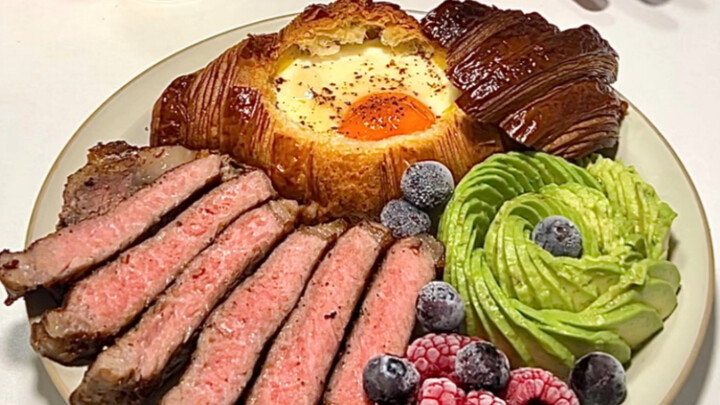 ดื่มด่ำกับการทำอาหารเช้า｜ครัวซองต์ไข่ดาวไหลเยิ้ม สเต็กเนื้อย่าง น้ำข้าวโพด