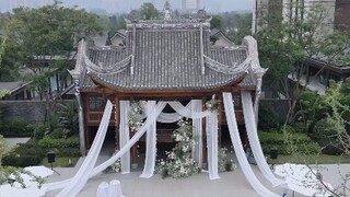 Địa điểm tổ chức tiệc cưới là sự kết hợp giữa kiến trúc Trung Hoa và sự lãng mạn tinh khiết, sự giao