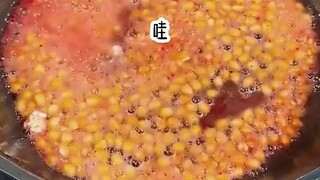 Cô con gái giả trong phim mua một con cá sống về cho tôi xử lý. Cô ấy muốn thấy tôi làm trò hề nên t