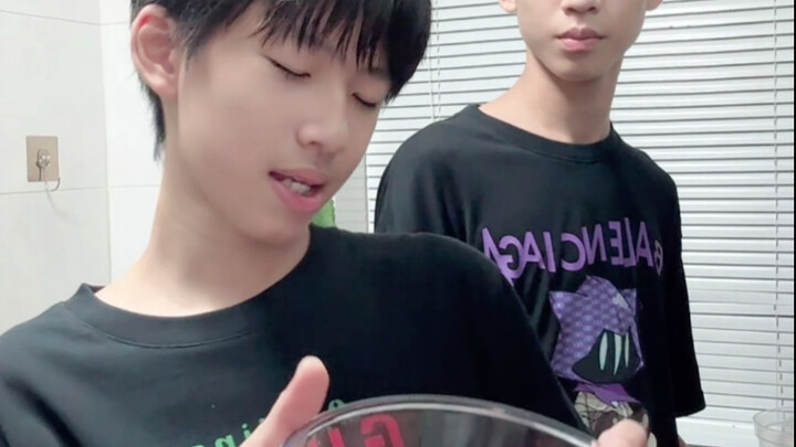 Saat Aku Manja di Depan Kakak Sambil Makan Telur