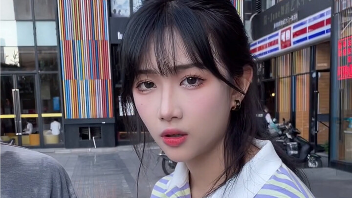 Tiền này kiếm dễ quá～ chỉ hơi mất mặt chút thôi...