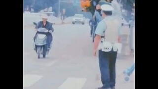 站在那里是本职，转过身去人情