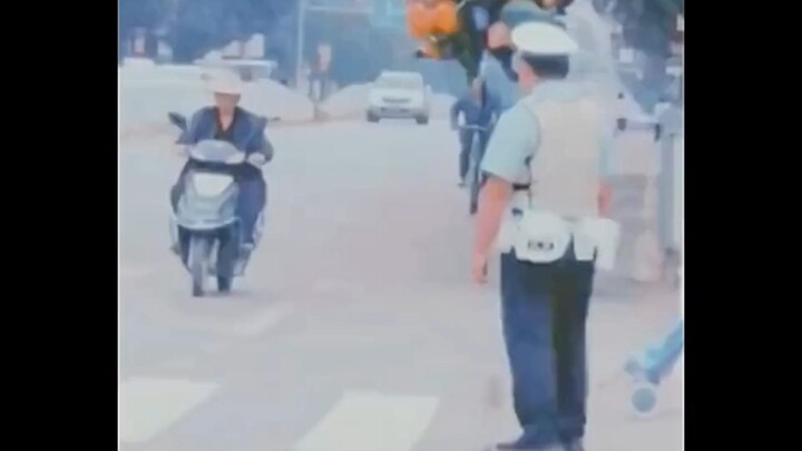 ยืนอยู่ตรงนั้นคือหน้าที่ประจำตำแหน่ง หันหลังให้คือการแสดงน้ำใจ