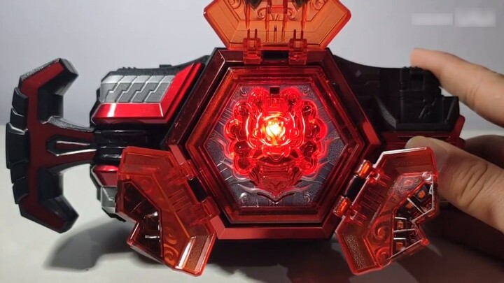 [Display] Apart from the daily slurred speech of the King Shark Seal, this deluxe version of the Cap