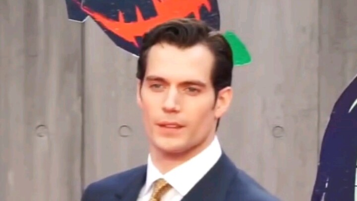 "Henry Cavill - đỉnh cao của sự thuần khiết và quyến rũ"