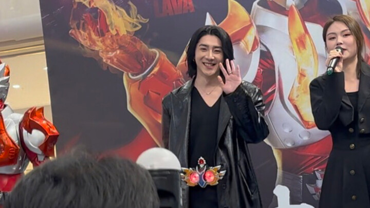 Teacher Xu Feng smiled brightly at the book signing event in Nanjing