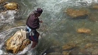 Cast Netting in Nepal | Himalayan Trout Fishing with Handmade Cast Net |