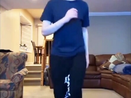 พี่ชาย ยุคสมัยเปลี่ยนไปแล้ว หนุ่มๆ เริ่มหันมาชอบเต้นกันแบบลุยๆ คลิปนี้มาจากติ๊กต็อกนะ