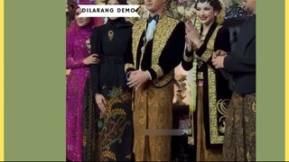 Alyssa Daguise terlihat sangat bersemangat dengan penampilan Dewa 19 di acara ngunduh mantu pernikah