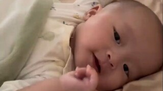 عزيزتي، أرجوكِ اخرجي من الحمام. طفلكِ مستيقظ، وقد وضعتُ اللهاية في فمكِ. لا أستطيع مساعدتكِ إلا بهذا