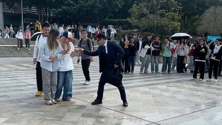 The young man dances street dance in college, his movements are amazing!