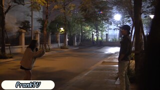 Troll tí mà em gái chạy mất cả dép. #videohaynhat