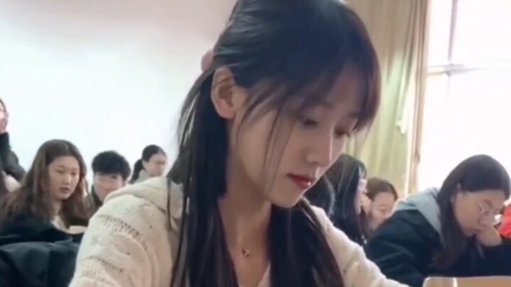 انتهى الأمر، يبدو أنها تعرف أنها جميلة جدًا.