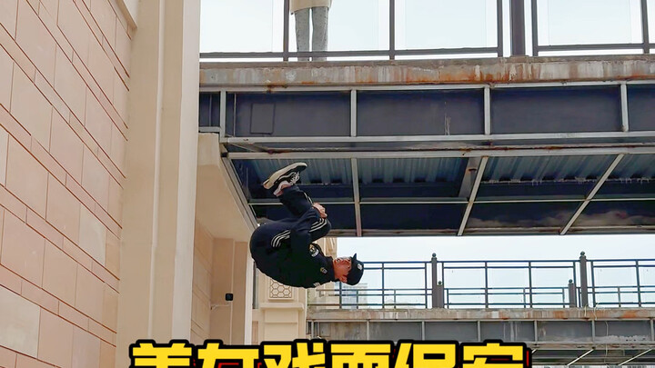 Anh bảo vệ giúp đỡ cô gái xinh đẹp!