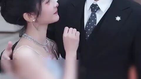 Terlahir kembali di usia 20, ia dipaksa menikah CEO gila—kukira sengsara, malah dimanja！