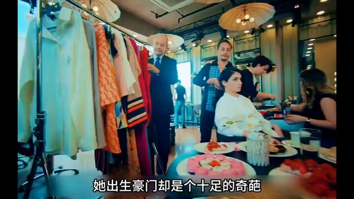 ค. ลูกสาวเศรษฐีจอมแสบวางแผนทำพังนัดบอดด้วยการปลอมตัวเป็นสายฮิปสเตอร์ขู่หนุ่มนัดบอด แต่ไม่คาดคิดว่าอี