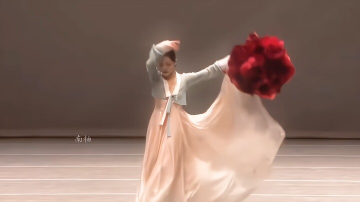Just passing by, a fleeting glimpse that takes my breath away~