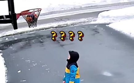 الكرة عالقة في شبكة السلة المتجمدة بسبب الشتاء.