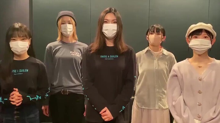 Five teeth, white and facing each other