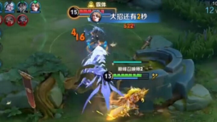 Kim Biaolan nhìn thấy động tác lớn của Kai và biết phải bỏ chạy.