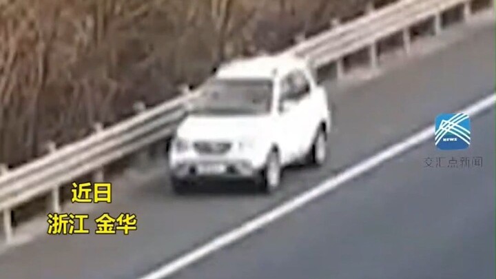 Mobil parkir sembarangan di jalan tol, polisi lalu lintas menelepon tapi malah dibuat bingung: “Pak,