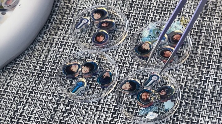 Today I made 50 Lee Seok-min shaker bottles to give to fans.