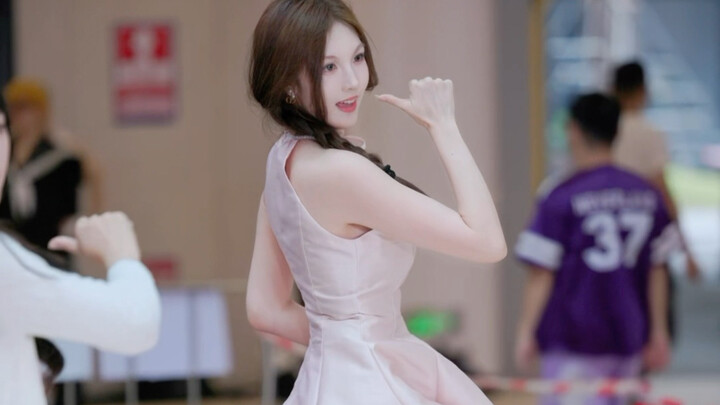I heard pink is really popular～ “Short Hair”