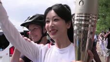 Yang Zi melewati obor Olimpiade di Chaumont, Prancis. Dia berlari terlalu cepat dan diminta untuk me