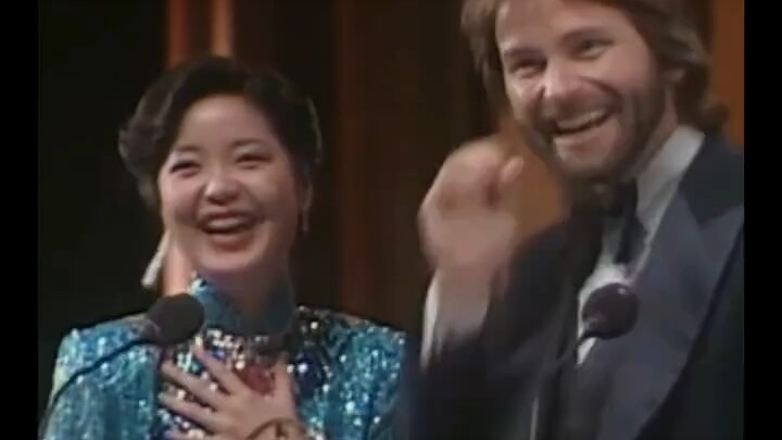 Gimana mungkin ada orang yang nggak suka Teresa Teng! Manis banget, cewek paling manis nomor satu di