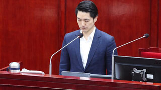 Anggota dewan kota Taipei dan Wali Kota Chiang Wan-an mengadakan upacara mengheningkan cipta di gedu