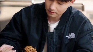 เด็กหนุ่มจนๆ กลับสู่ตระกูลแต่ถูกกลั่นแกล้ง กลับกลายเ(720P