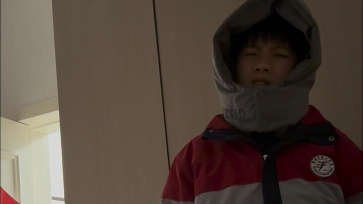 في أول يوم من الإجازة، ألقت أمي أخي الصغير عليّ مباشرةً... #الأخوة المظلومون#الأخ المظلوم