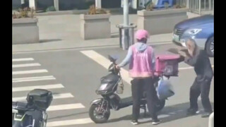 บทสนทนาอบอุ่นหัวใจระหว่างพนักงานส่งของกับผู้สูงอายุ