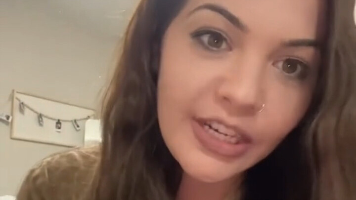 Ibu di luar negeri mendorong putrinya yang berusia 17 tahun untuk bekerja demi menghasilkan uang