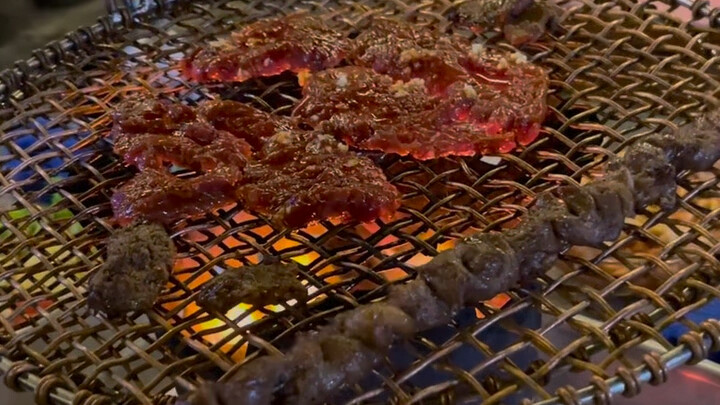 Di Pyongyang, Korea Utara, malam ini aku keluar bersama teman-teman Korea Utara untuk makan malam ba